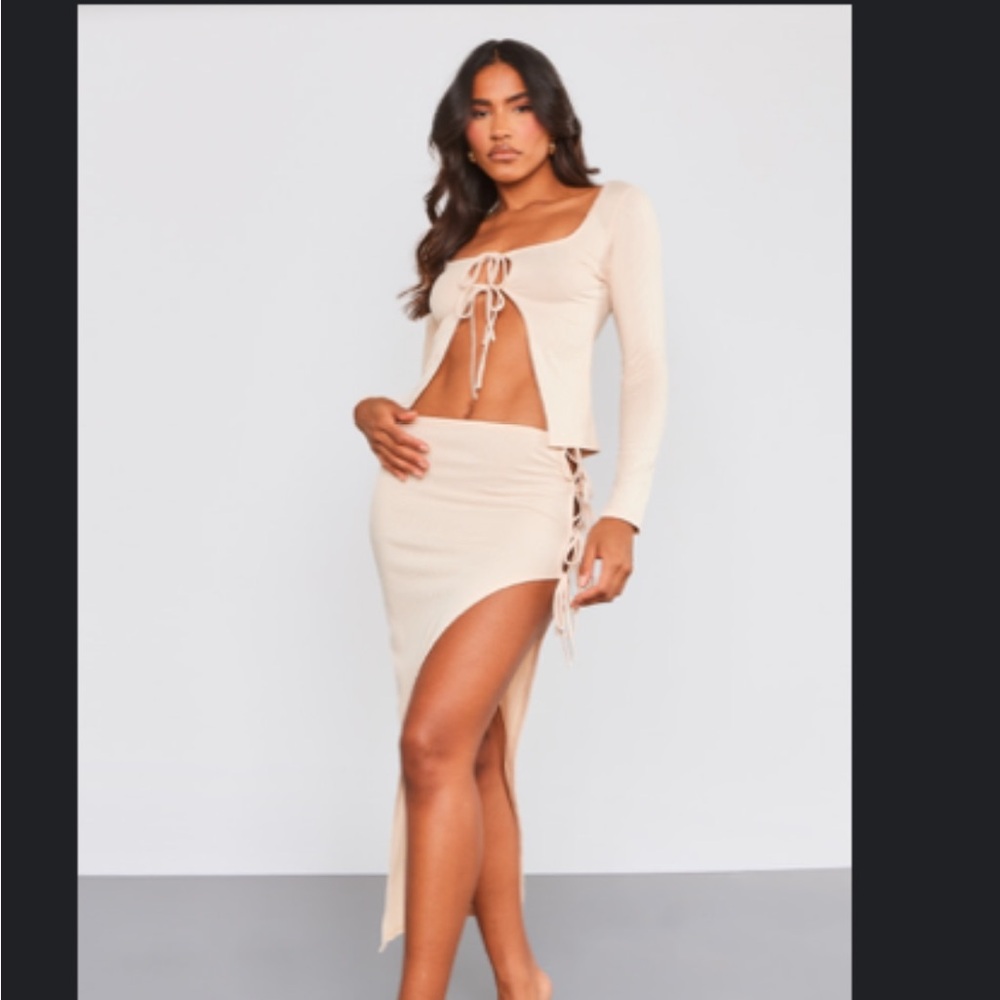 PRETTY LITTLE THING 	
Beige Ribbed Tie Detail Skirt Set